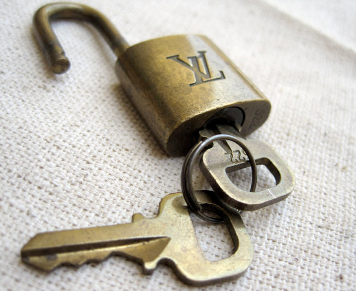 The key thing is. Ключ луи виттон. ключ от кии lv. ключ от луи виттон фото. lock and key картинка.