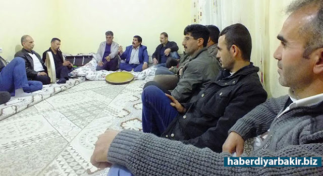 Diyarbakır Kayapınar Belediyesinden Dengbejlik kültürüne destek DİYARBAKIR-Diyarbakır Kayapınar Belediyesi tarafından, Şevberk (Dengbêjlik) kültürünü gelecek kuşaklara aktarmak amacıyla ‘Bir Köy Bin Tebessüm’ projesi hazırlandı. Proje çerçevesinde Kayapınar ilçesine bağlı Hatipoğlu (Hestiya) köyünde dengbej gecesi düzenlendi.