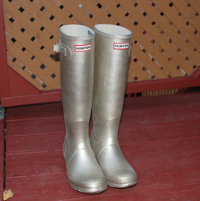 Wine & Blue: Painting Your Hunter Boots a New Color: DIY