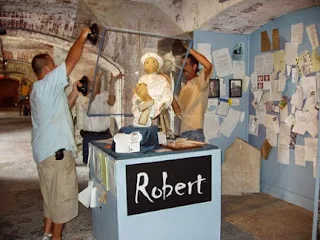 Robert réinstallé dans sa cage de verre au Fort East Martello Museum