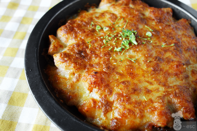 Pollo gratinado con queso y salsa de tomate con chispa