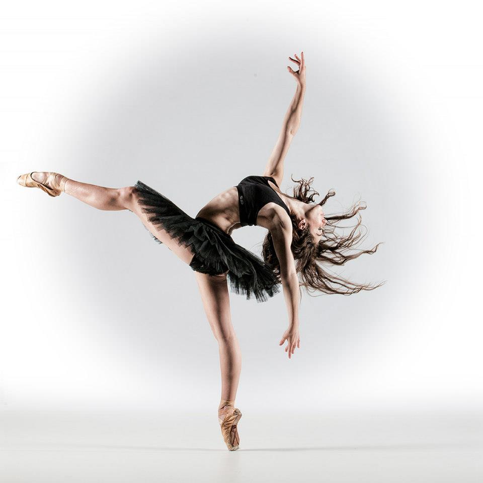 Танцы для начинающих хип. Балерина в движении. Плавные движения для танца. Танцовщица в движении. Модные движения в танце.