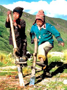 Niños trabajando Foto de niños de la sierra trabajando bajo el sol