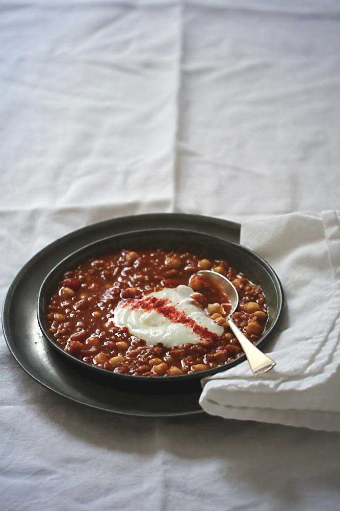 Schnell und schön wie der Orientexpress: Wie ihr in sehr kurzer Zeit eine überaus köstliche, orientalische Rote Linsensuppe mit Kichererbsen, Tomaten und Joghurt kocht und welche Zutaten ihr einfach immer im Vorrat haben solltet – ja, auch als Konserve! | Arthurs Tochter kocht. von Astrid Paul Schnell und schön wie der Orientexpress: Wie ihr in sehr kurzer Zeit eine überaus köstliche, orientalische Rote Linsensuppe mit Kichererbsen, Tomaten und Joghurt kocht und welche Zutaten ihr einfach immer im Vorrat haben solltet – ja, auch als Konserve! | Arthurs Tochter kocht. von Astrid Paul