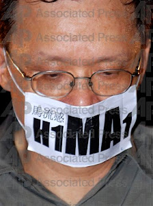 20091001中國國慶 下張陳立民Chen Lih Ming(陳哲)照片戴模仿「H1N1」創作的「馬流感 H1MA1」口罩抗議馬英九總統 此為《美聯社》照片 後再獲《時代雜誌》(TIME)刊登