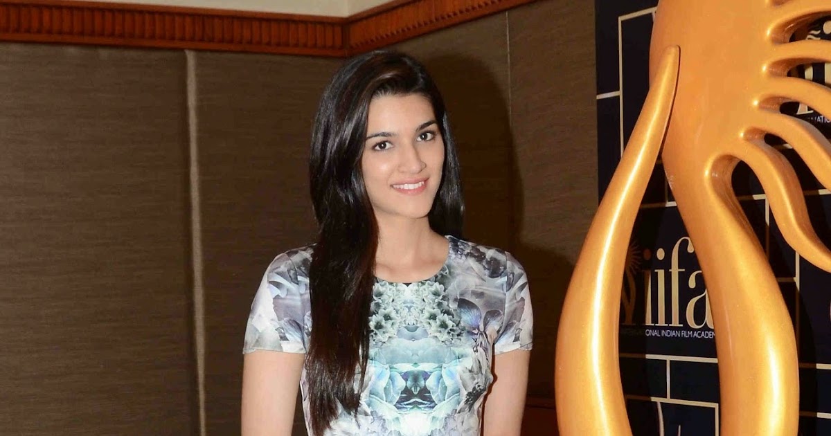 High Quality Bollywood Celebrity Pictures Kriti Sanon Showcasing Her Sexy Long Legs At The 16th