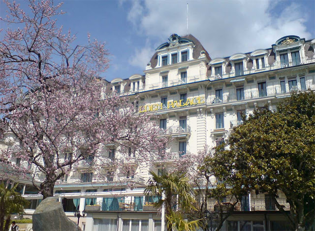 Eden Palace Hotel in Montreux, Weisses Haus mit Kirschblüte in Rosa 