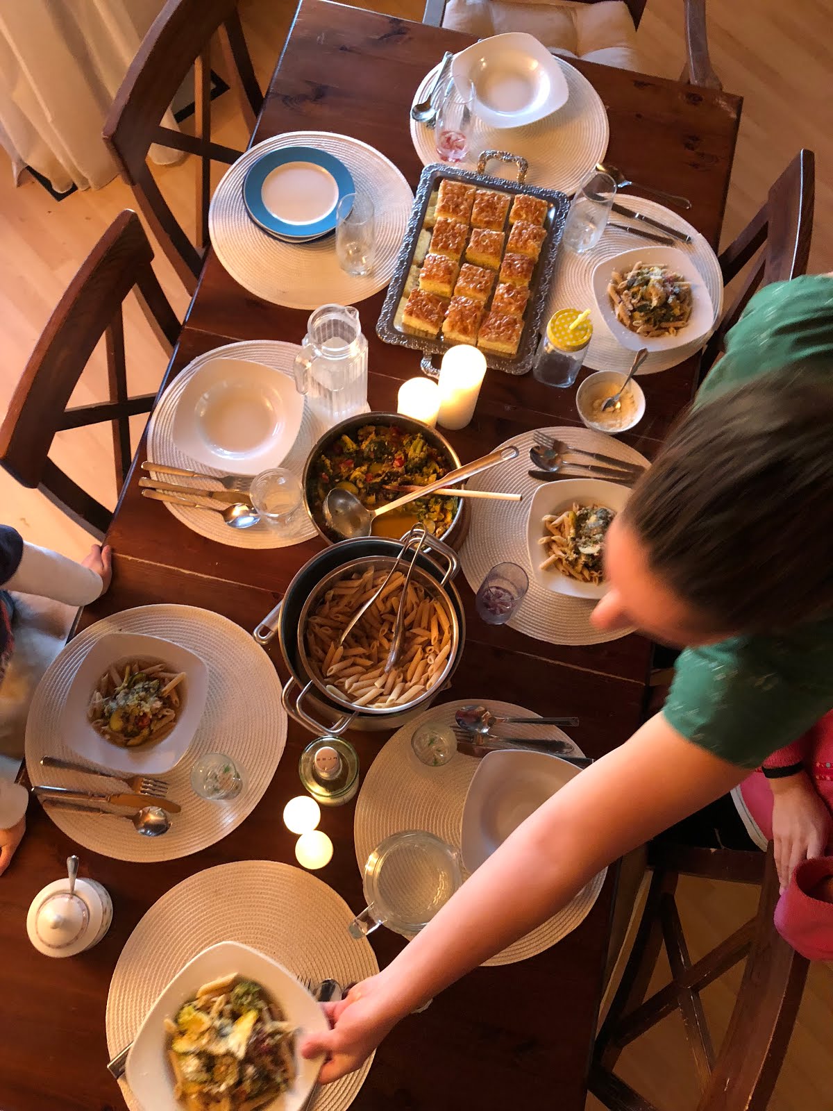Unsere Tafel mit Nudelgericht und Kuchen Unsere Tafel mit Nudelgericht und Kuchen