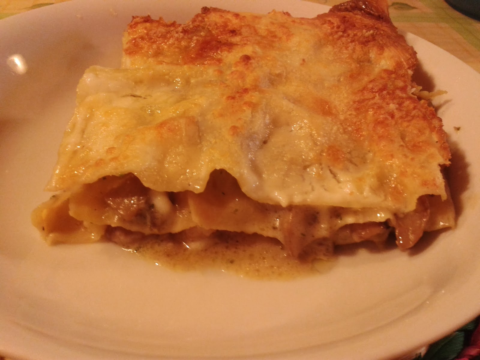 il tegame di coccio: Lasagne con funghi, salsiccia e camembert il tegame di coccio: Lasagne con funghi, salsiccia e camembert