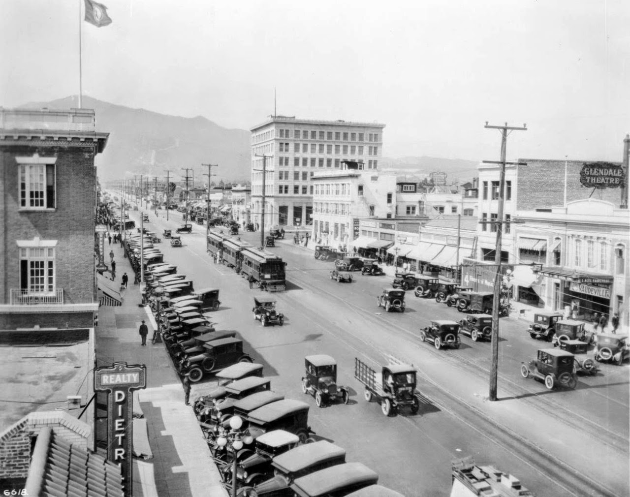 20 Stunning Vintage Photographs Capture Street Scenes of Southern
