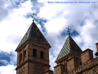 Torres de la Puerta de la Bisagra, en Toledo. Torres de la Puerta de la Bisagra, en Toledo.