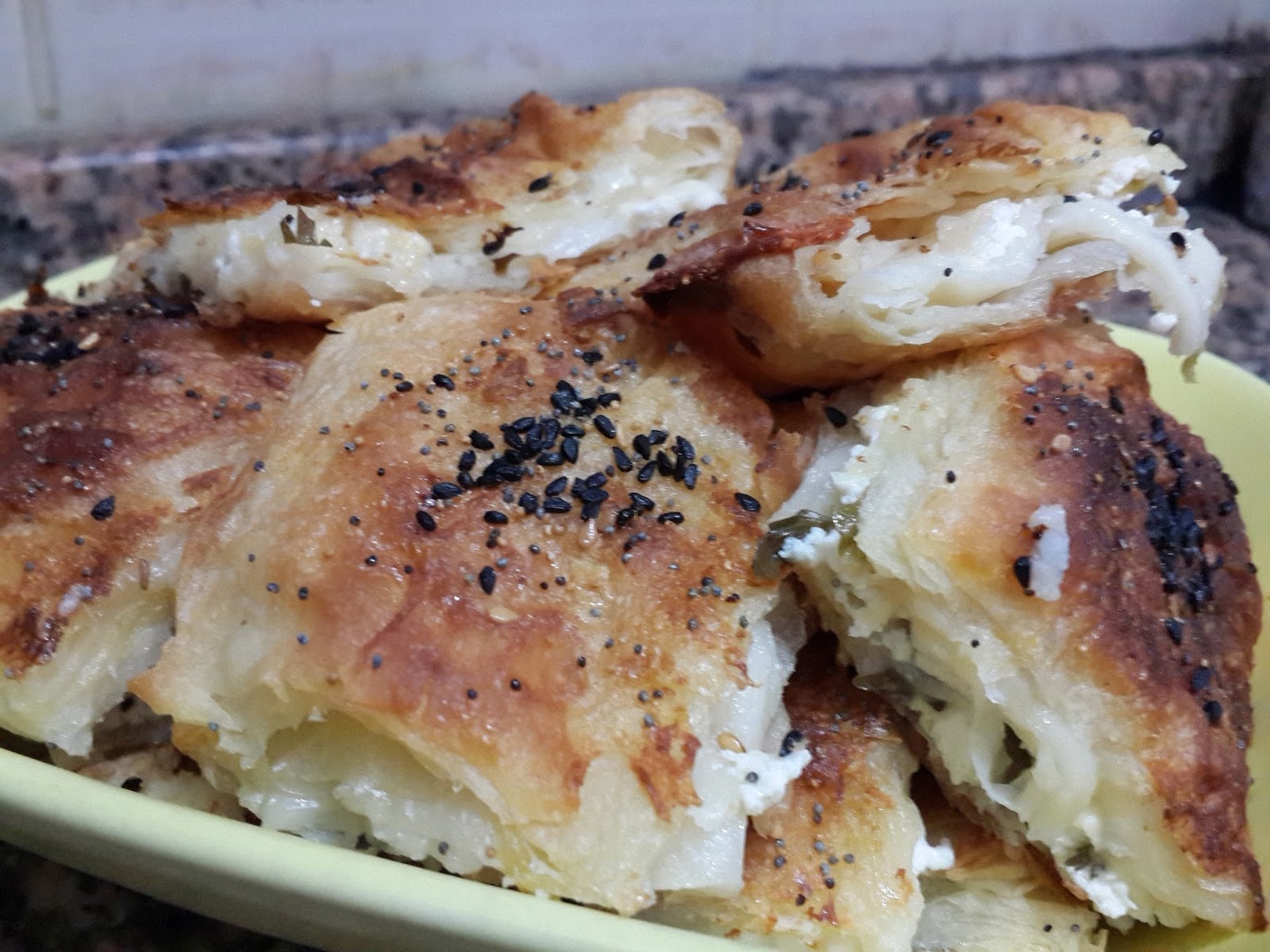 Sihirli Yemek Kutusu SOSLU TEPSİ BÖREĞİ