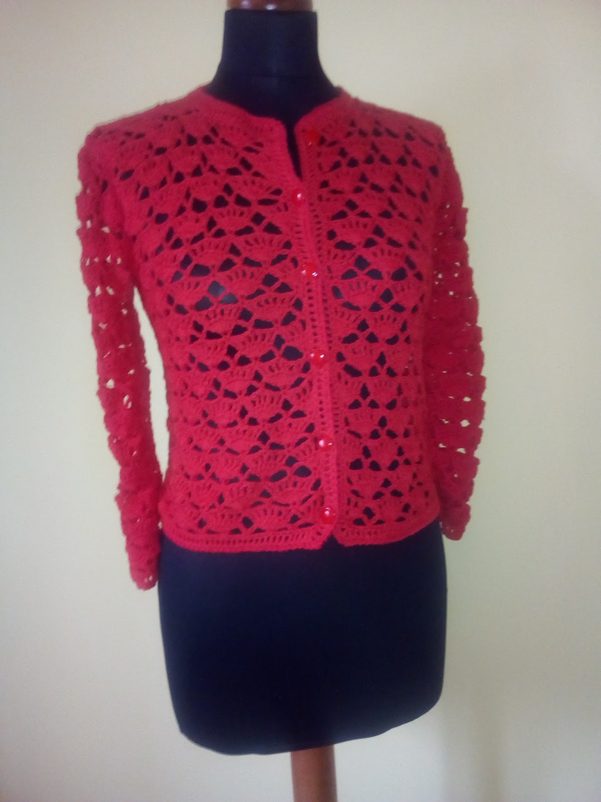 Na szydełku i na drutach.... i nie tylko:): Czerwony ażurowy sweter na