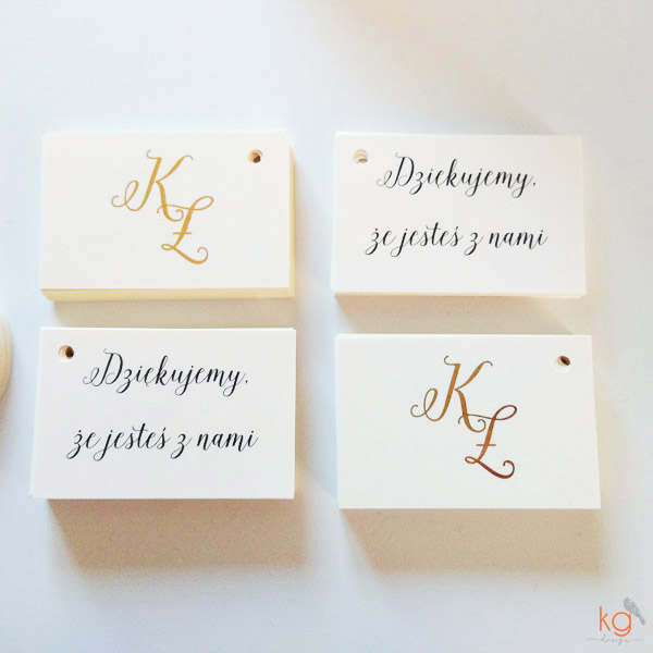 dodatki ślubne, winietki, menu, zawieszki, karteczki, plan stołów, złocone, złote dodatki, dodatki błyszczące, metaliczne, papeteria ślubna, poligrafia ślubna, dodatki na wesele, dodatki na ślub, złote wesele, złote dodatki, brokatowe dodatki, brokat na weselu, brokatowe winietki, brokatowe zawieszki, zaproszenia ślubne złote, złocone zaproszenia, złocone dodatki