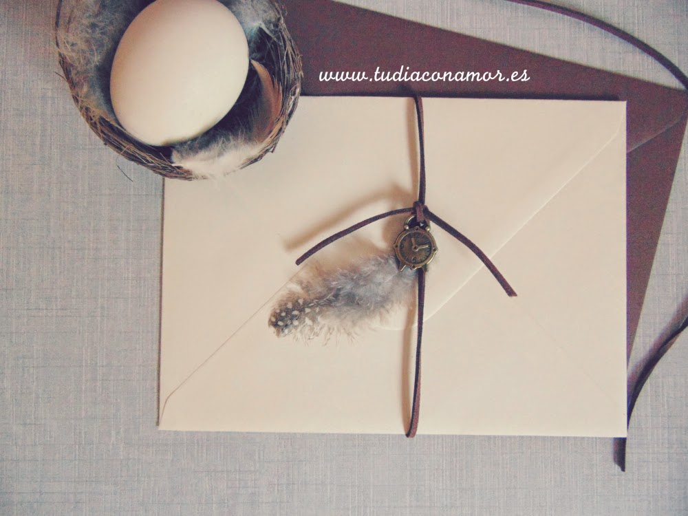 Sobres retro para boda Invitación retro con sobre decorado de plumas