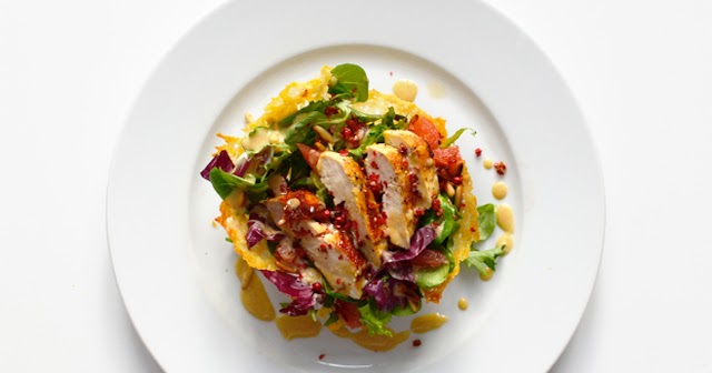 Grüsse aus der Küche: Hähnchenbrustsalat im Parmesankorb