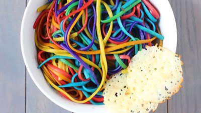 Espagueti con los colores el arco iris 