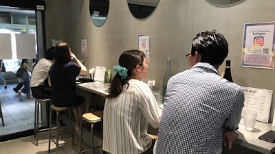 店内のカウンター席
