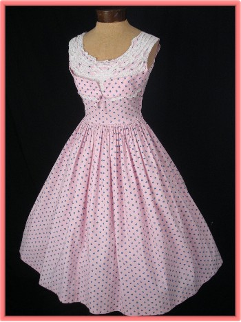Le Monocle: Beauty of vintage dresses
