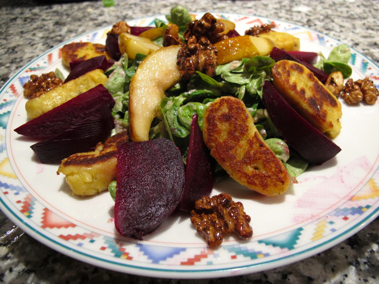 Gourmandises végétariennes: Feldsalat mit Nussdressing, gebackener ... Gourmandises végétariennes: Feldsalat mit Nussdressing, gebackener ...