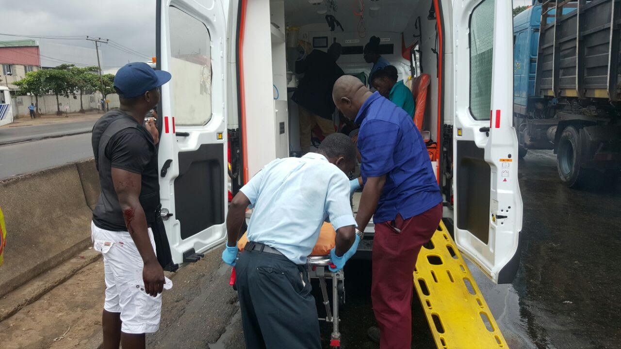 Lagos Police commissioner spotted helping accident victims (photos)