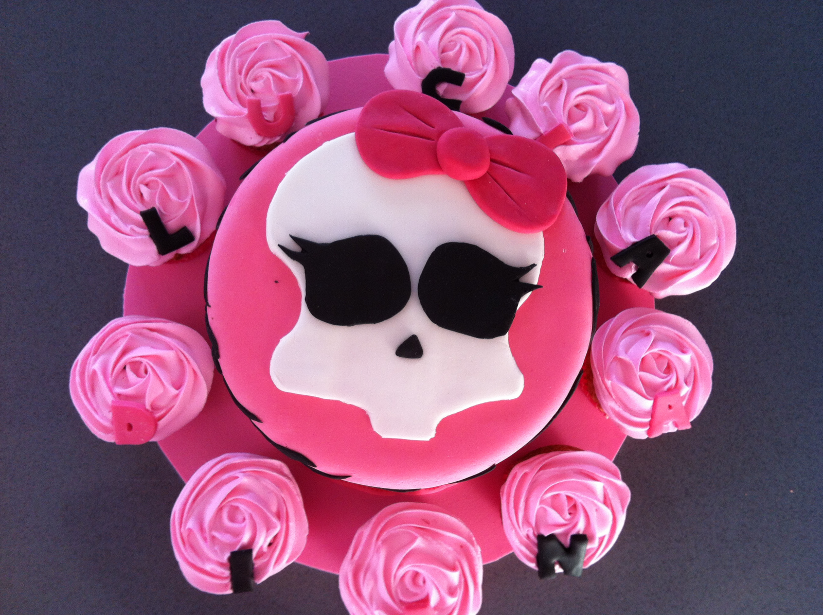 Boticake TARTA MONSTER HIGH DE FRESAS Y NATA/ STRAWBERRIES AND CREAM