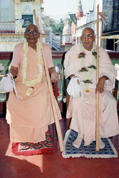 Srila Bhaktivedanta Vaman Goswami Maharaj  y Srila Bhaktivedanta Narayan Goswami Maharaj