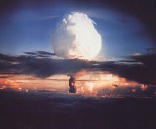 Detonação da primeira bomba de hidrogênio em 1° de novembro de 1952 detonação da primeira bomba de hidrogenio em 1° de novembro de 1952