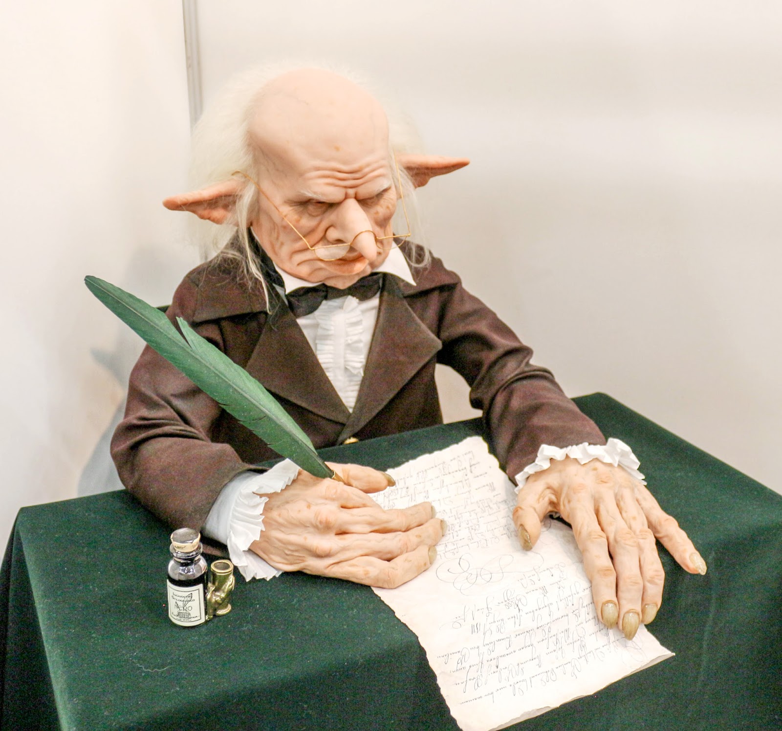 старый счетовод. бабушка бухгалтер. старый бухгалтер.