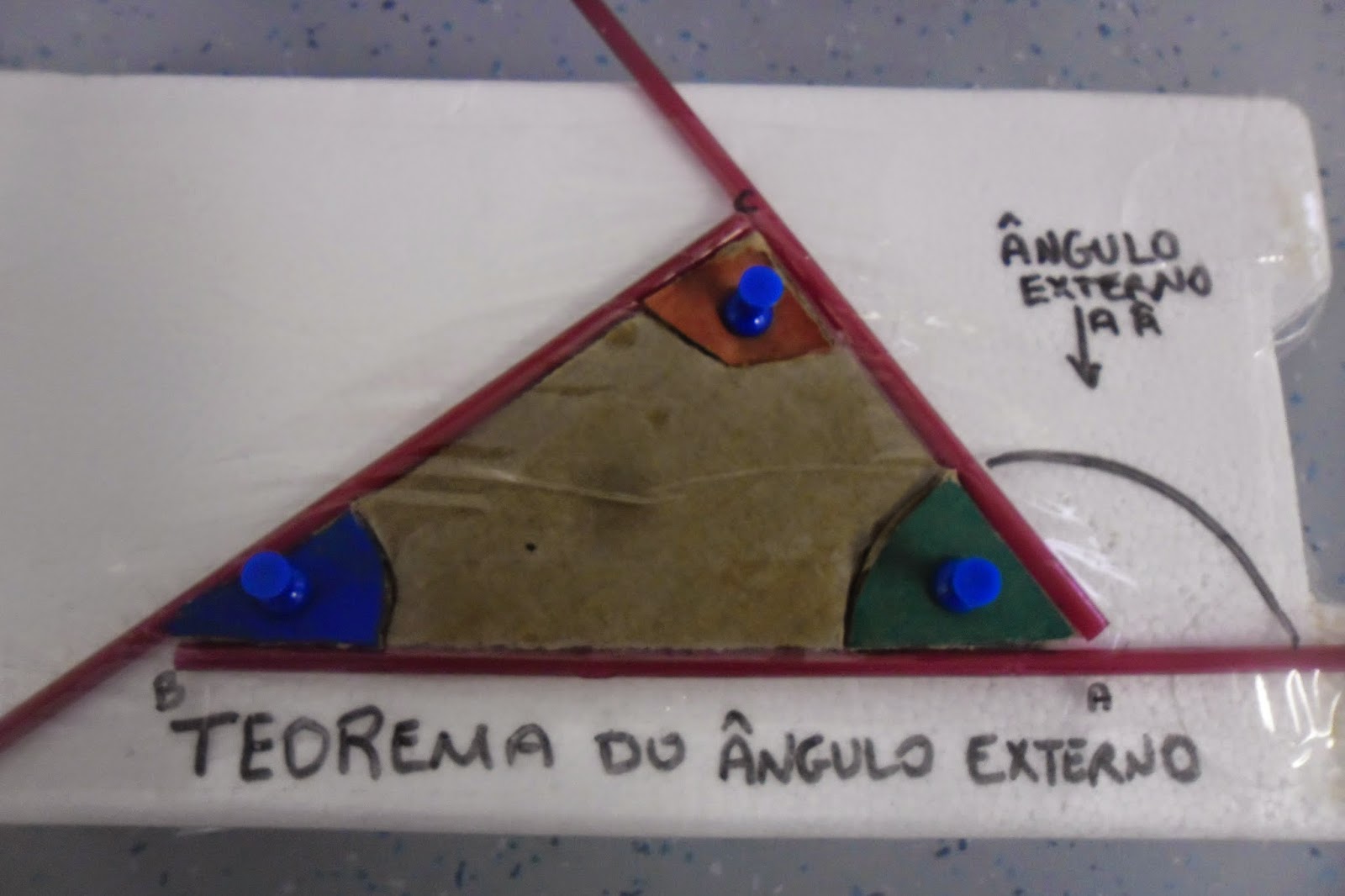 Ensine o teorema do ângulo externo usando papelão e canudinhos!