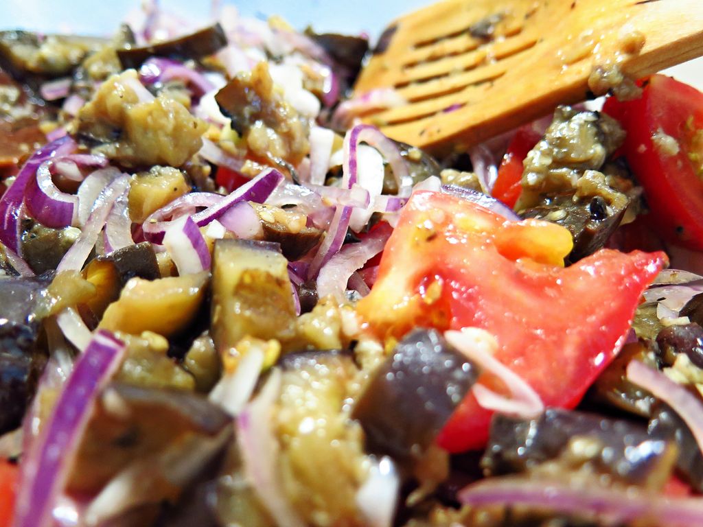 салат из печеных баклажанов и перцев. салат баклажаны с морк по-корейски на белом фоне. ассорти с баклажанами салат. Baqalajon salat. Pizza promo salad.