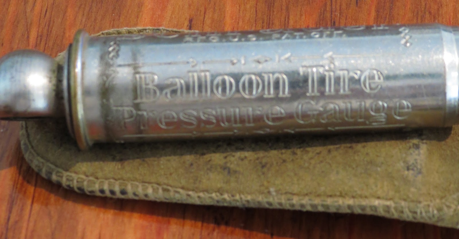 drakensview Schrader balloon tire pressure gauge & 1922 Hupmobile.