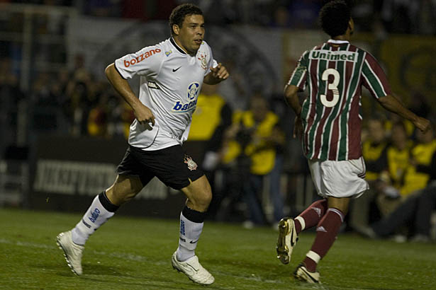 RELEMBRAR É VIVER: Com hat-trick do Fenômeno, Corinthians goleia o Fluminense por 4x2 em 2009