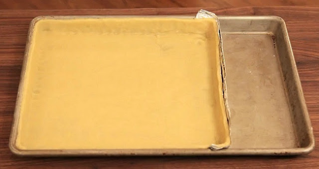 Para fazer uma torta pequena numa forma grande, use papel alumínio para fazer uma parede. Para fazer uma torta pequena numa forma grande, use papel alumínio para fazer uma parede.