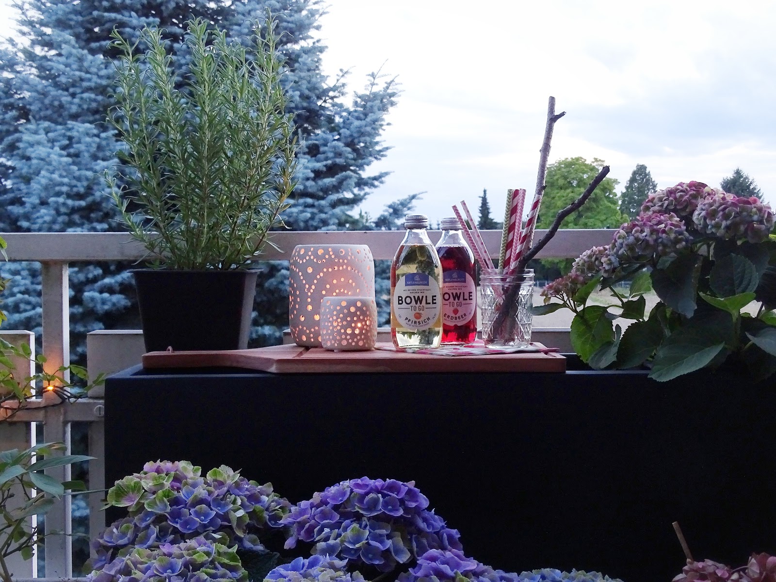 Gestaltungsideen für Balkone - Pflanzkübel als Minibar mit Stauraum - www.mammilade.blogspot.de Gestaltungsideen für Balkone - Pflanzkübel als Minibar mit Stauraum - www.mammilade.blogspot.de