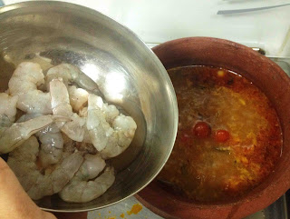 prawns curry with gambooge / kudampuli kerala prawns curry