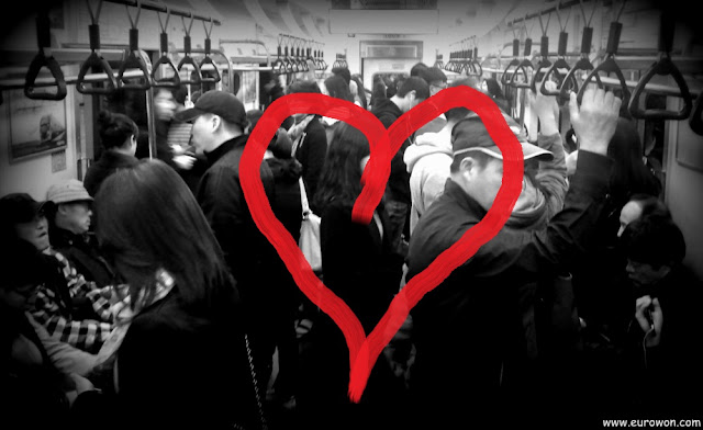 Metro de Seúl en blanco y negro con un gran corazón rojo
