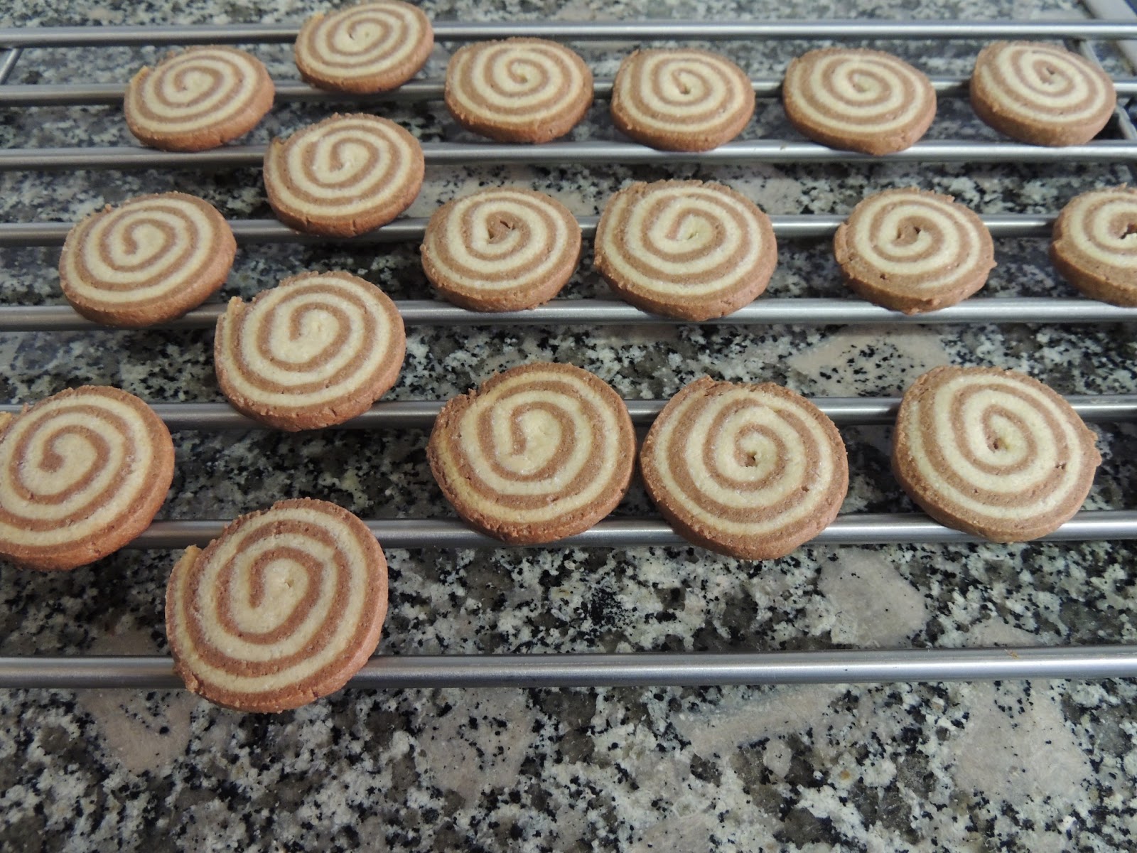 Tartas y más....: Galletas rueditas de vainilla y chocolate