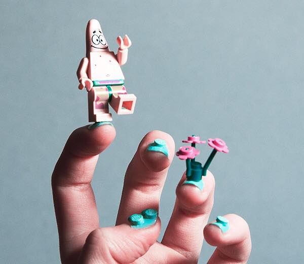 Exemplo de unhas com motivo LEGO