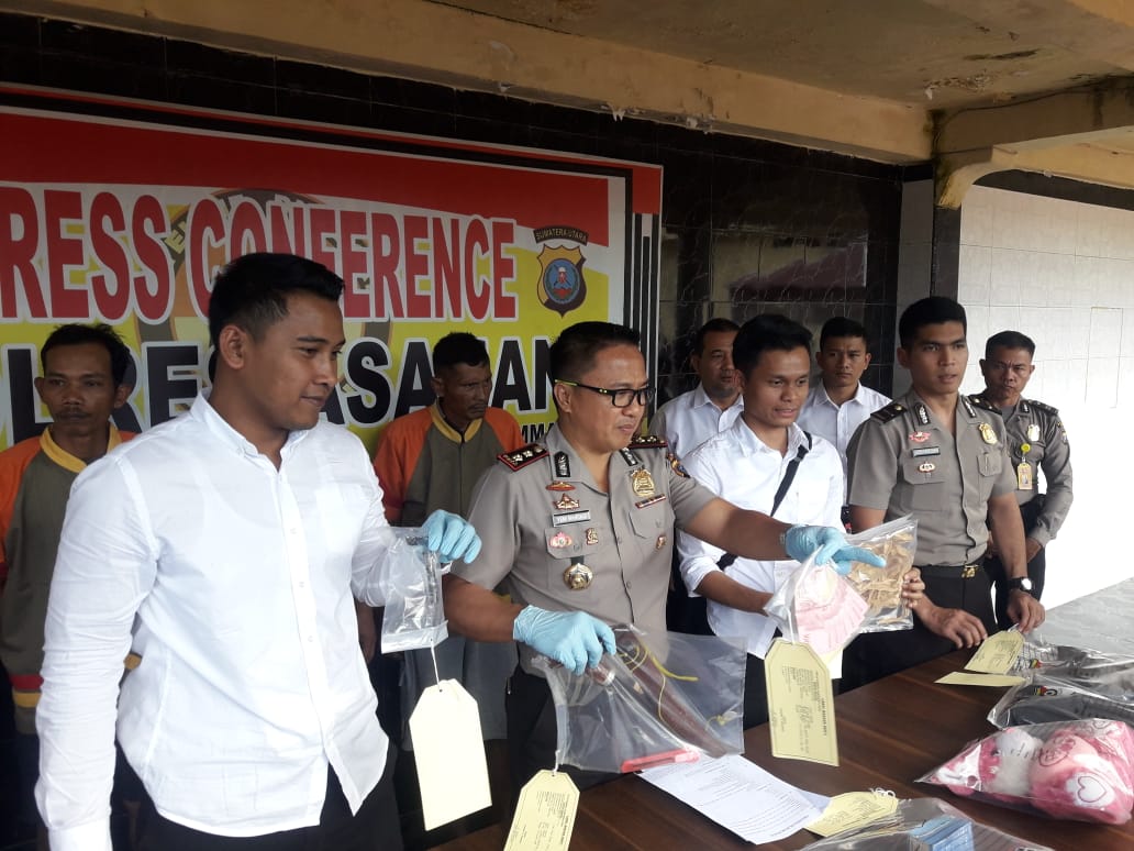 Kapolres Asahan AKBP.Yemi Mandagi SIK yang didampingi Kasat Reskrim AKP Ricky Pripurna Atmaja Kapolres Asahan AKBP.Yemi Mandagi SIK yang didampingi Kasat Reskrim AKP Ricky Pripurna Atmaja