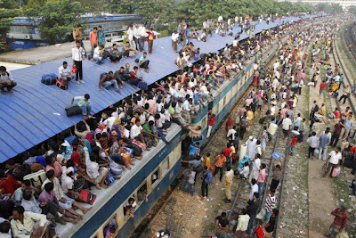 Ragam & Aksi Manusia Menaiki Keretapi