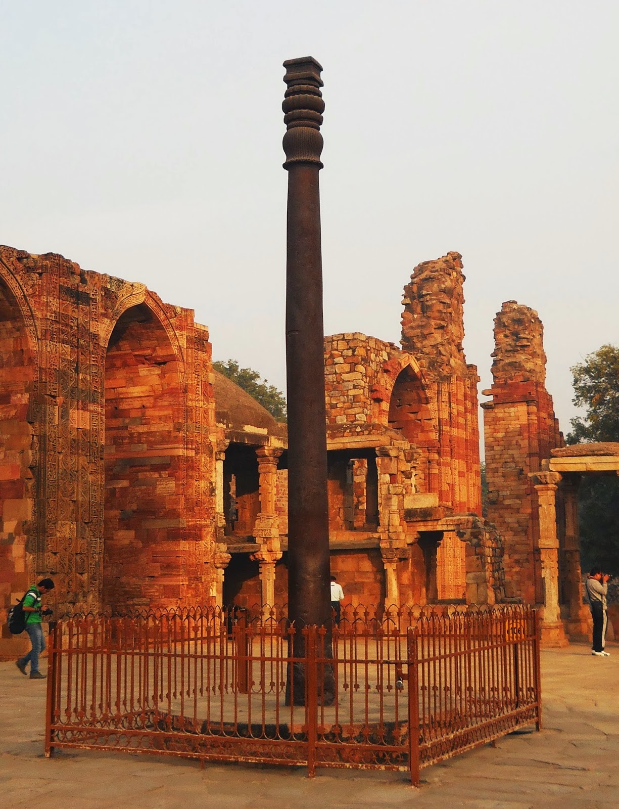 Отлитую из чистого железа. Кутб Минар железная колонна. Колонна Чандрагупты, Индия. Железный столб Дели. Железная колонна в Индии.