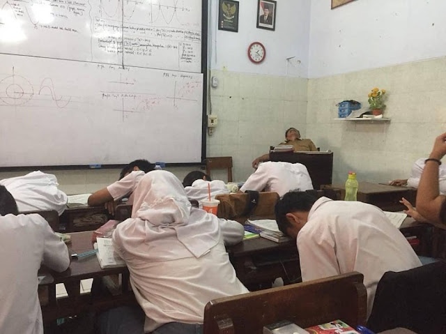 11 Kelakuan Absurd Pelajar Indonesia yang Bikin Tepuk Jidat