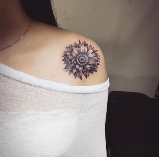 bandoulière élégant tatouages pour les femmes avec style