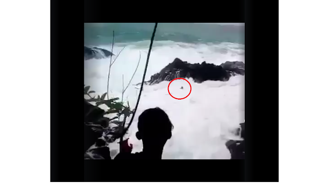 VIDEO : Selfie di Pinggir Pantai, 3 Orang Terseret Ombak Besar di Pulau Kiluan Lampung.
