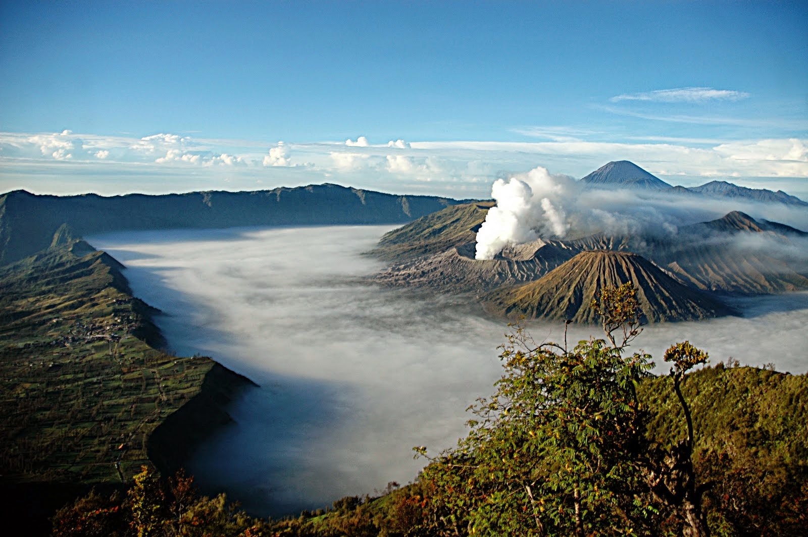 Java indonesia. Вулкан бромо в индонезии. Побережье острова ява. Остров ява. Остров ява бали.