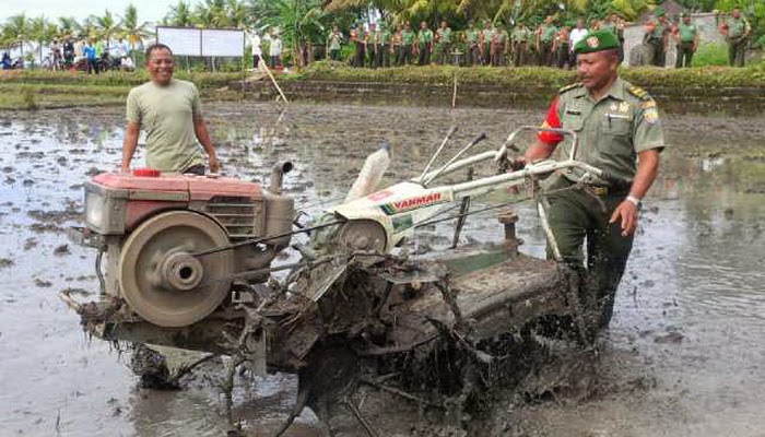Petani Tabanan Tak Bisa Fungsikan Traktor Bantuan Pusat