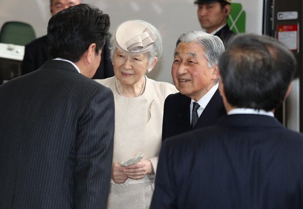 Emperor-Akihito-and-Empress-Michiko-4.jpg