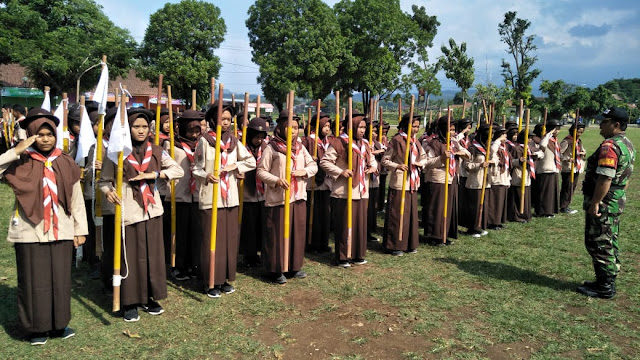 Siswa SMK N 1 Sambirejo Dilatih Kepramukaan Saka Wira Kartika Oleh Serma Muhlisin.