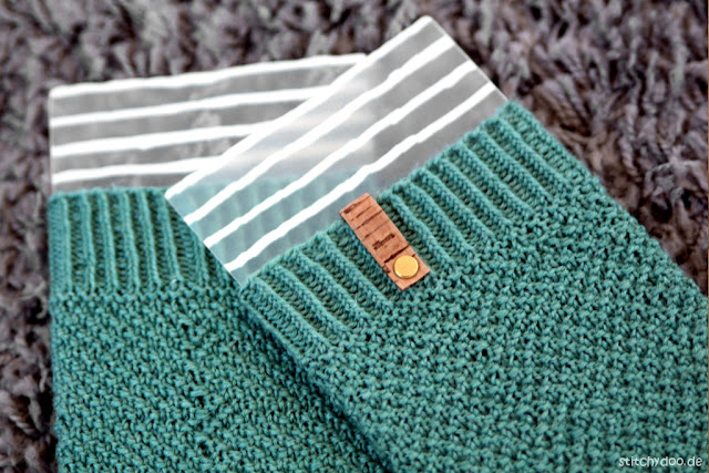 stitchydoo: Gestricktes Sockenpaar Nr. 2 - Perlmuster, Bumerangferse und Label aus Kork stitchydoo: Gestricktes Sockenpaar Nr. 2 - Perlmuster, Bumerangferse und Label aus Kork